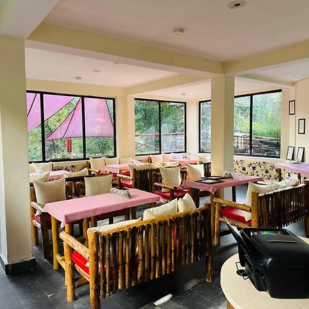 Red House Cafe And Inn Manāli Extérieur photo