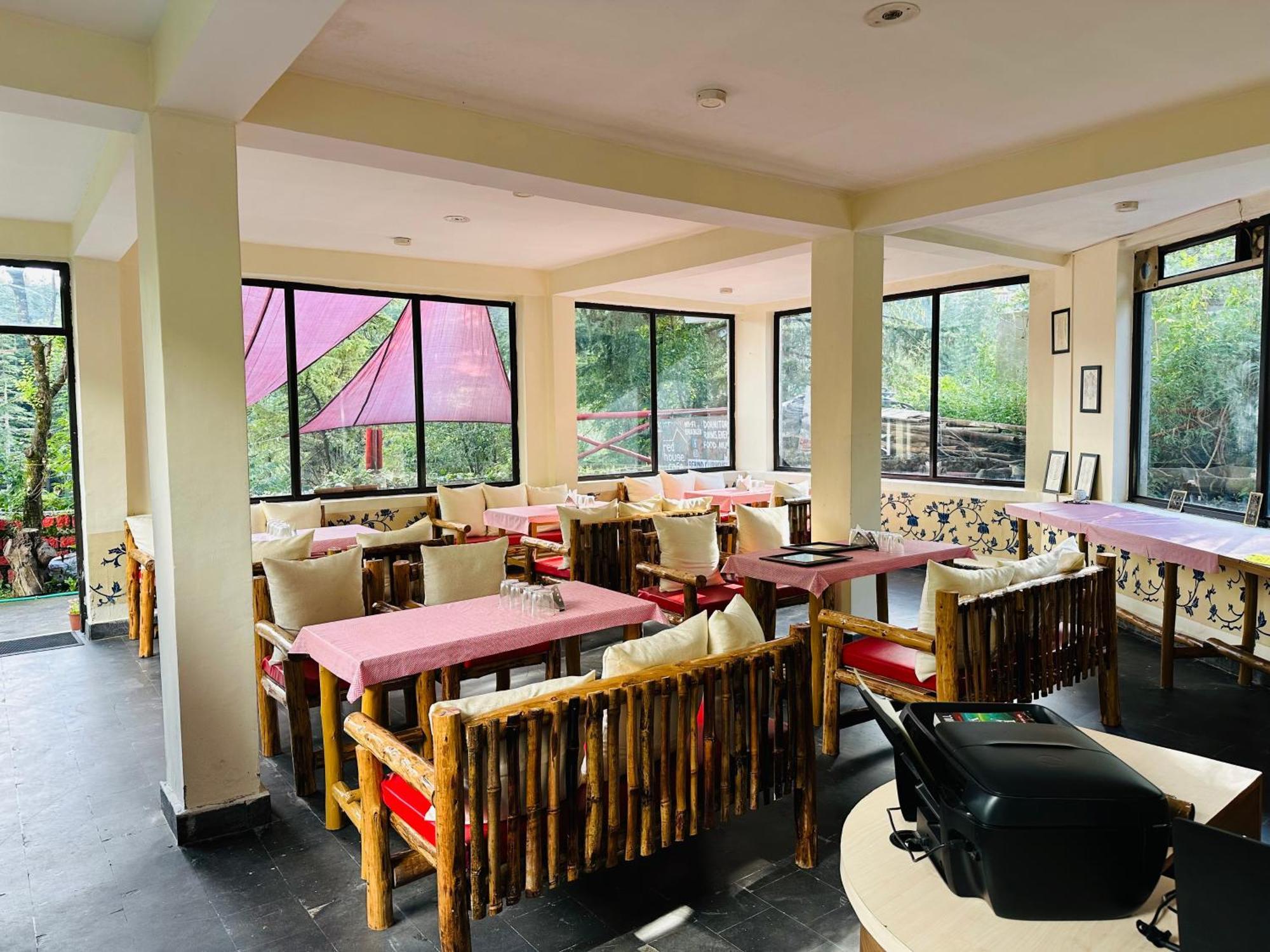 Red House Cafe And Inn Manāli Extérieur photo
