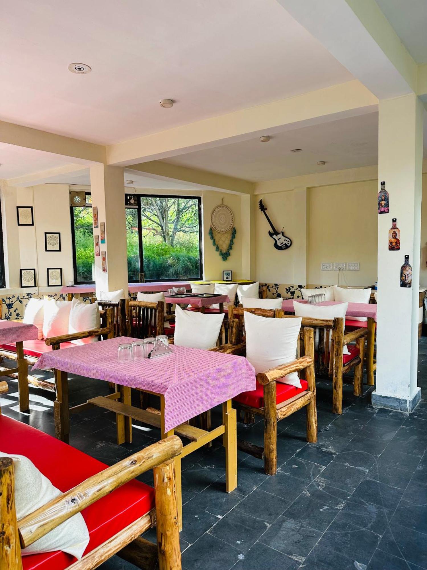 Red House Cafe And Inn Manāli Extérieur photo