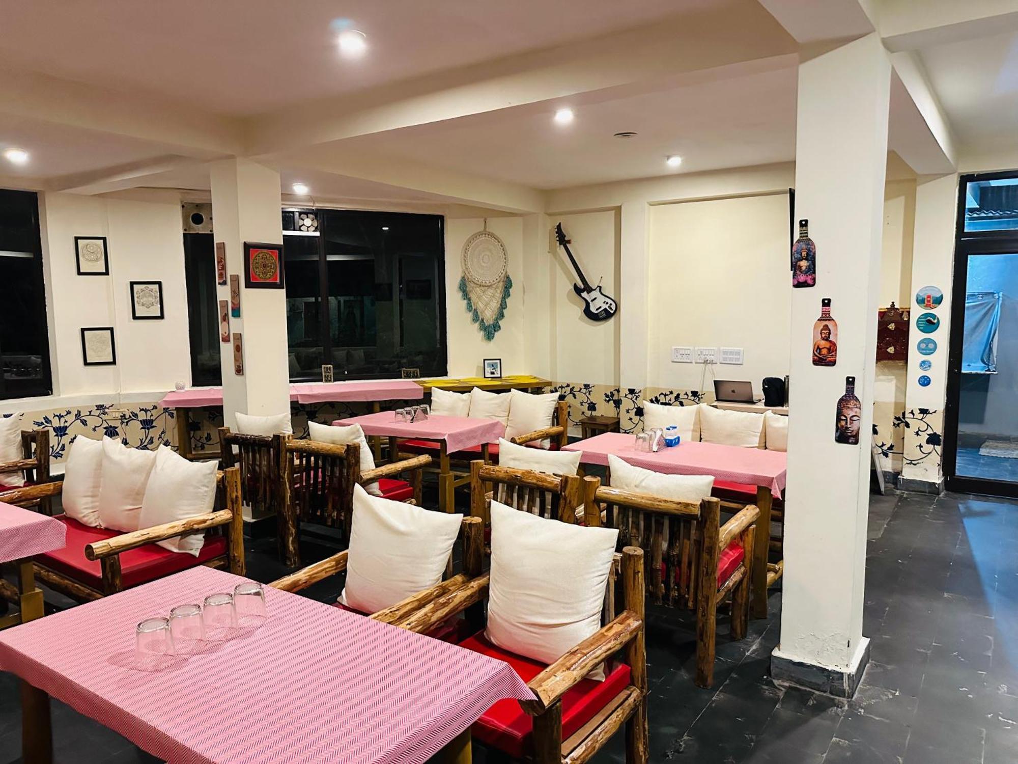 Red House Cafe And Inn Manāli Extérieur photo