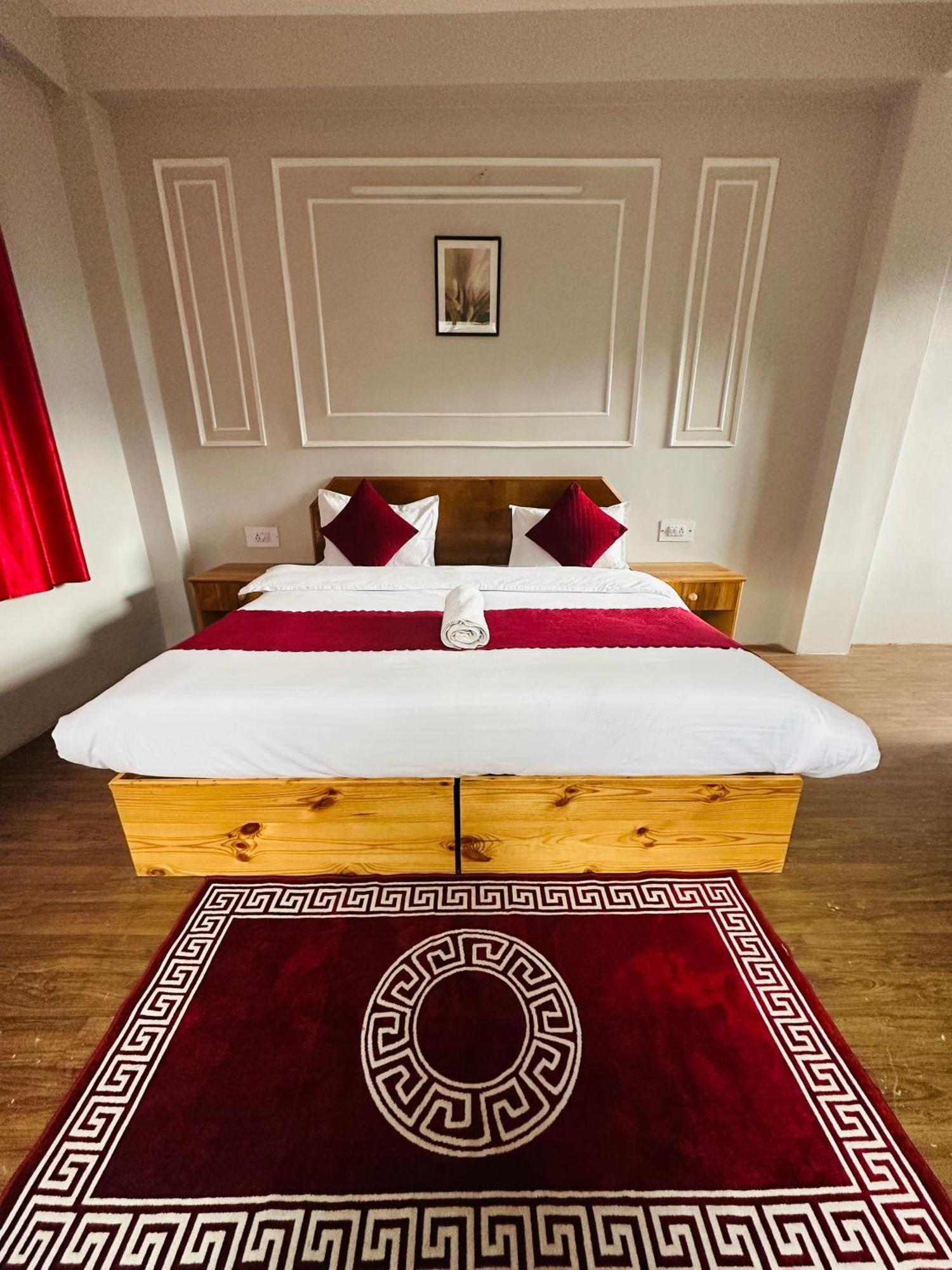 Red House Cafe And Inn Manāli Extérieur photo